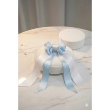 Nati Co Pastel Mavi & Beyaz Saç Lastiği – Şık Fiyonk Tasarım ( 1 Adet )