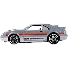 MarkEntegra 1:64 Ölçekli Koleksiyon Arabası: 1984 Model Mustang Svo