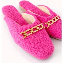 Formzen Kadın Peluş Ev Terliği – Gold Zincir Aksesuarlı Yumuşak Tabanlı Şık Ev Terliği (Pembe)