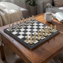 Elifeshop Lüks Metal Satranç Takımı Krom Kaplama Klasik Gold Temalı Figürler – Siyah Mermer Desenli Tahta