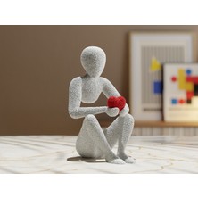 Pedi Pidi Modern Kalp Tutan Dekoratif Insan Figürü – Minimalist Masa & Raf Biblosu