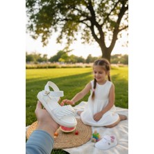 Enoch Beyaz Kanat Detaylı ve Gold Tokalı Şık Kız Çocuk Sandalet