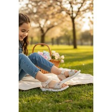 Enoch Noch Çapraz Bantlı ve Metal Aksesuarlı Şık Kız Çocuk Sandalet