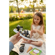 Enoch Kelebek Figürlü ve Taşlı Şerit Detaylı Rugan Kız Çocuk Sandalet