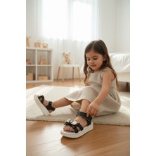 Enoch Ayı Figürlü Gold Aksesuarlı ve Deri Bantlı Şık Kız Çocuk Sandalet