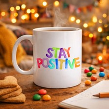 Popüler Sepet Stay Positive Baskılı Porselen Kupa Model 158 – Renkli Motivasyon Yazılı Kahve Kupası – Pozitif Mesajlı Hediye Kupa