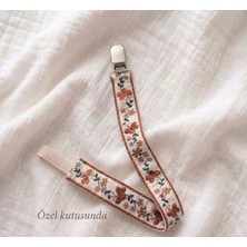 Hellemyst Premium Dokuma Emzik Askısı | Kelebek Desenli Bebek Askısı | Özel Kutulu | Kız Bebek Aksesuar