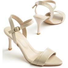 Dilimler Ayakkabı Kadın Ince Topuklu Sandalet Bej Parlak Cilt Kalın Tekbantlı