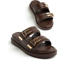 Dilimler Ayakkabı Kadın Dolgu Topuk Terlik Kahverengi Iki Bantlı Metal Tokalı