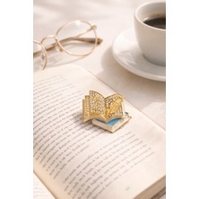 Göksunun İzi Göksunun Izi Altın Renk Taşlı Kitap Broş Çelik Yaka Iğnesi Zarif Okuma Temalı Aksesuar