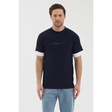 Werroni Erkek Lacivert Renk Jakarlı Kumaş Beyaz Kalın Şerit Kol Detaylı Baskılı Slim Fit T-Shirt