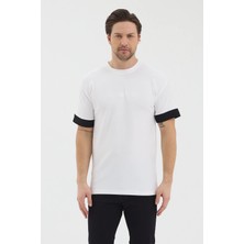 Werroni Erkek Beyaz Renk Jakarlı Kumaş Siyah Kalın Şerit Kol Detaylı Baskılı Slim Fit T-Shirt