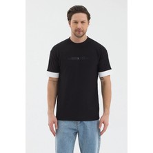 Werroni Erkek Siyah Renk Jakarlı Kumaş Beyaz Kalın Şerit Kol Detaylı Baskılı Slim Fit T-Shirt