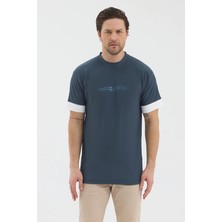 Werroni Erkek Petrol Mavi Renk Jakarlı Kumaş Beyaz Kalın Şerit Kol Detaylı Baskılı Slim Fit T-Shirt