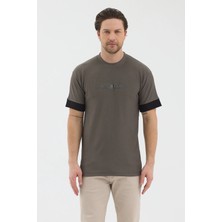 Werroni Erkek Haki Renk Jakarlı Kumaş Siyah Kalın Şerit Kol Detaylı Baskılı Slim Fit T-Shirt