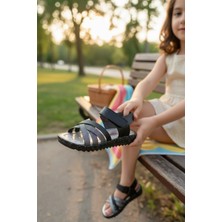 Enoch Parıltılı Çapraz Şeritli ve Tırtıklı Esnek Tabanlı Modern Çocuk Sandalet