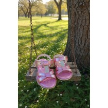 Enoch Simli Çapraz Bantlı ve Parlak Dokulu Şık Kız Çocuk Sandalet