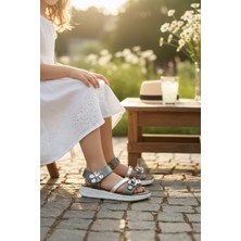 Enoch Zincir Aksesuarlı ve Çiçek Figürlü Metalik Dokulu Çocuk Sandalet