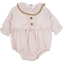 by BebekOdam Kız Bebek Pudra Yakalı Fisto Düğmeli Fiyonklu 4 Kat Müslin Çoraplı Zıbınlı Tulum - 1016712