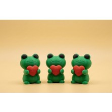 Lubiko Studio 3'lü Mini Kalp Tutan Kurbağa Figür Seti - Dekoratif Masa & Araba Aksesuarı (3,5 Cm)