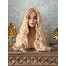 Özbience Doğal Görünümlü Sarı Dalgalı Perçemli Peruk, Şık ve Hafif Tasarım