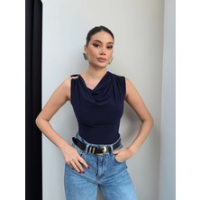 Esra Helvacı Sıfır Kol Tokalı Degaje Yaka Bluz