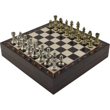 Gifthome Orta Boy Parlak Metal Klasik Satranç Takımı ve Ceviz Desenli Sandıklı Mdf Tahtası (30X30X6 Cm.)