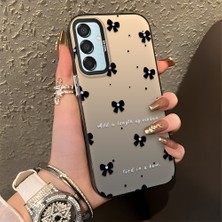 HONTINGA Samsung Galaxy M15 ile Uyumlu Kılıfı Silikon Kenar Sert Arka Düşüme Önleyici Basitlik Anti Düşme Kamera Korumali Küçük Fiyonk Desen Telefon Kılıfı Kadın ve Erkek Için Uygundur K1-0871