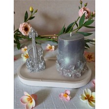 Doğal Gümüş Estetik Keman ve Floral Silindir Dekoratif Mum Seti – El Yapımı Sanatsal Tasarım