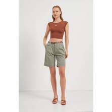Tena Kadın Haki Beli Kemerli Licralı Gabardin Midi Şort