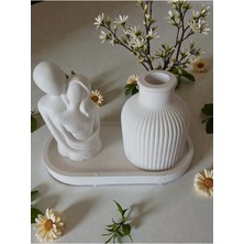 Doğal Minimalist Beyaz Dekoratif Set | Sarılan Çift Heykeli & Çizgili Vazo – Oval Tablalı