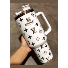 Stanley Quencher Saplı Pipetli Çelik Termos Bardak | Beyaz Monogram Desenli | 40 Oz (1.18 L)