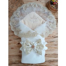 NessiWorld Yenidoğan Kuzulu Taç Nakış Güpürlü Fiyonklu Duvaklı Prizma Taş Unisex Kundak Bebek Battaniyesi