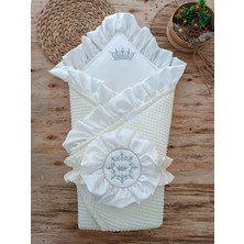 DMR Elegance Yenidoğan Piramitland Soft Taç Nakışlı Bebek Battaniyesi Kundak Krem