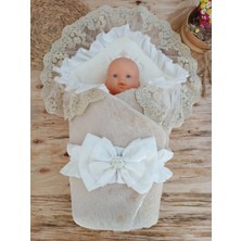 DMR Elegance Yenidoğan Wool Yün Kumaş Taç Nakışlı Güpür Duvaklı Fiyonk Prizma Taş Unisex Kundak Bebek Battaniyesi Bej