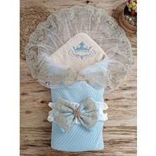 DMR Elegance Yenidoğan Kuzulu Taç Nakış Güpürlü Fiyonklu Duvaklı Prizma Taş Unisex Kundak Bebek Battaniyesi Mavi