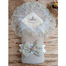 DMR Elegance Yenidoğan Kuzulu Taç Nakış Güpürlü Fiyonklu Duvaklı Prizma Taş Unisex Kundak Bebek Battaniyesi Bej