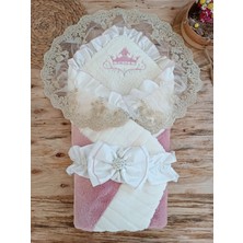 DMR Elegance Yenidoğan Wool Yün Kumaş Taç Nakışlı Güpür Duvaklı Fiyonk Prizma Taş Unisex Kundak Bebek Battaniyesi Pembe