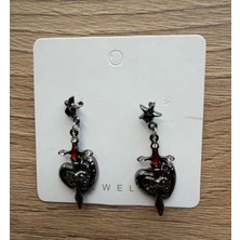 Metal Giyim Kılıç Kalp Detaylı Gotik Küpe