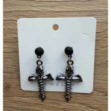 Metal Giyim Kurukafa  Figürlü Haç Detaylı Gotik Tarz Küpe