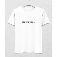 Tutu Tasarım Coming Soon Yazılı Beyaz Tişört – Minimal Tasarım Unisex Basic Street Style T-Shirt