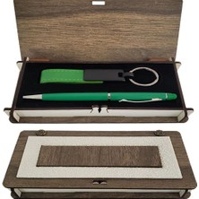 Nuveden Ahşap Kutulu Yeşil Anahtarlık ve Kalem Set DIE-RSTG34