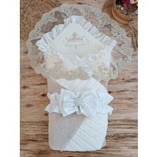DMR Elegance Yenidoğan Wool Yün Kumaş Taç Nakışlı Güpür Duvaklı Fiyonk Prizma Taş Unisex Kundak Bebek Battaniyesi Bej