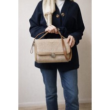 Özden Çanta El Yapımı  Peluş Detaylı Kapaklı Tress Kordon Çanta