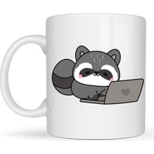 Maarketim Laptoplu Sevimli Rakun Desenli Porselen Kupa MODEL 114 – Ofis İçin Eğlenceli Kahve Kupası , Çalışanlara Özel Tatlı Hediye