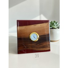 39 Art Studio Classic Ceviz & Epoksi Masa Saati – 3,5 cm Altın Kaplama Quartz Mekanizma – Tasarım Masaüstü Saat (15X15 Cm)