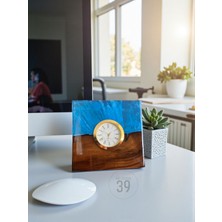 39 Art Studio Classic Ceviz & Epoksi Masa Saati – Altın Kaplama Quartz Mekanizma – El Yapımı Tasarım (15X15 cm )