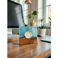 39 Art Studio Classic Ceviz & Epoksi Masa Saati – Altın Kaplama Quartz Mekanizma – El Yapımı Tasarım (15X15 cm )