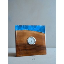 39 Art Studio Classic Ceviz & Epoksi Masa Saati – 3,5 cm Gümüş Quartz Mekanizma – Tasarım Masaüstü Saat (15X15 Cm)
