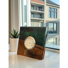 39 Art Studio Classic Ceviz & Epoksi Masa Saati – Gümüş Kaplama Quartz Mekanizma – El Yapımı Tasarım (15X15 cm )